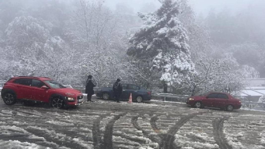 Araçlar yolda kaldı, kar kalınlığı 64 santimetreyi buldu...Uludağ eksi 9'u gördü 2